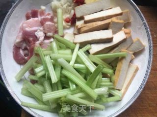 芹菜香干炒肉的做法步骤：1