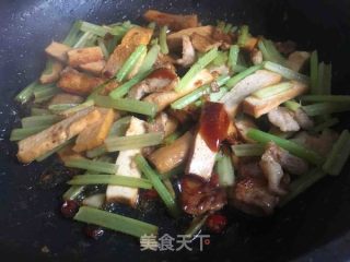 芹菜香干炒肉的做法步骤：6