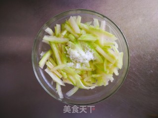 凉拌西瓜皮的做法步骤：2