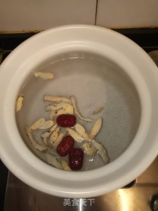 当归黄芪鸡腿汤的做法步骤：2