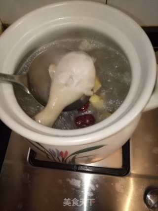 当归黄芪鸡腿汤的做法步骤：4