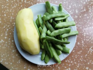 土豆烧豆角的做法步骤：1