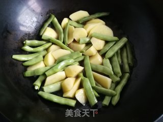 土豆烧豆角的做法步骤：3