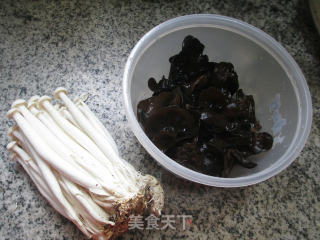 凉拌海鲜菇黑木耳的做法步骤：1