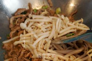 白玉菇炒瘦肉丝的做法步骤：7