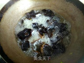 芹菜木耳凉拌菜的做法步骤：5