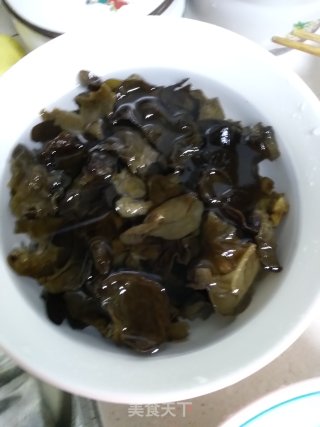 凉拌木耳，酸爽可口的做法步骤：1