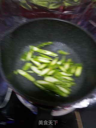 芦笋炒虾仁的做法步骤：2