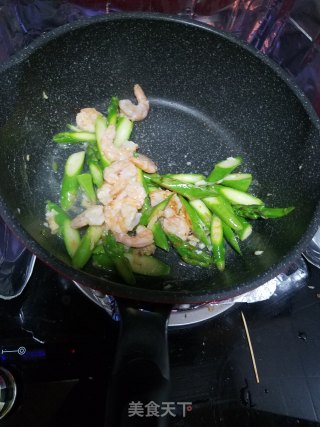 芦笋炒虾仁的做法步骤：5
