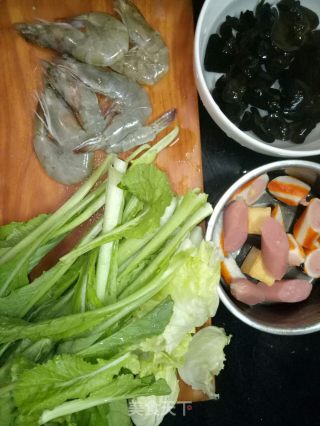 鲜虾米粉的做法步骤：1