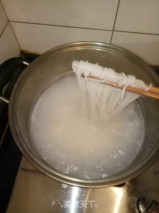 鲜虾米粉的做法步骤：2