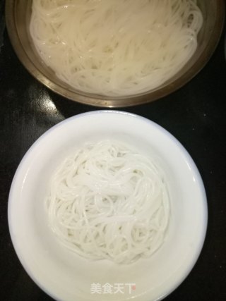 鲜虾米粉的做法步骤：4