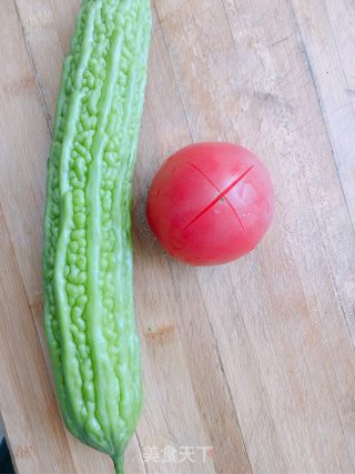 减脂菜番茄炒苦瓜的做法步骤：1