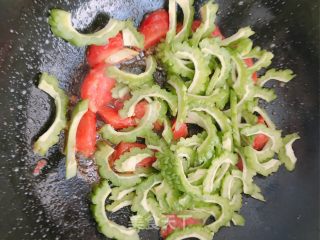 减脂菜番茄炒苦瓜的做法步骤：6
