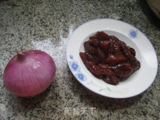 洋葱炒牛柳的做法步骤：1