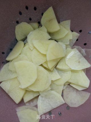 土豆片炒角瓜的做法步骤：2