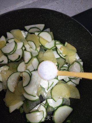 土豆片炒角瓜的做法步骤：6
