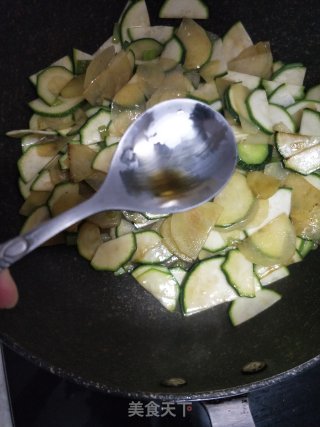 土豆片炒角瓜的做法步骤：7