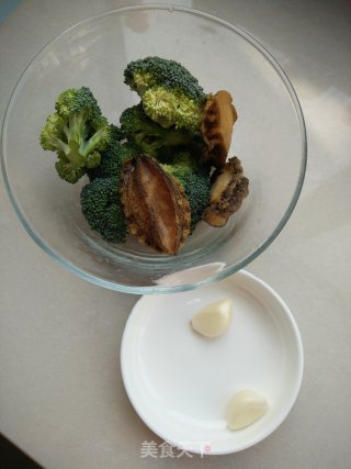 蒜香鲍鱼西兰花的做法步骤：1