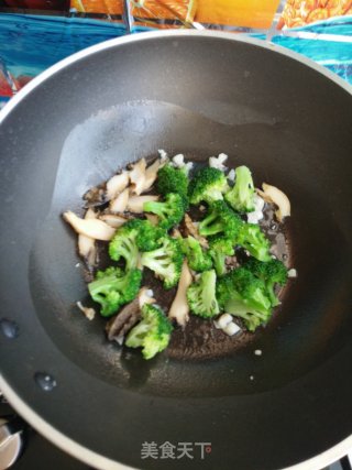 蒜香鲍鱼西兰花的做法步骤：12