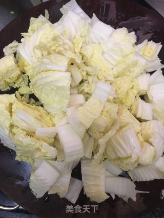 醋溜白菜的做法步骤：1