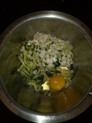 黄瓜丝饼的做法步骤：1