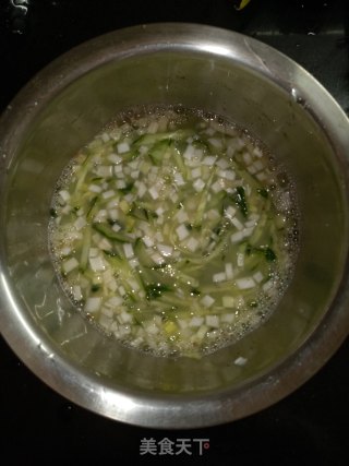 黄瓜丝饼的做法步骤：2