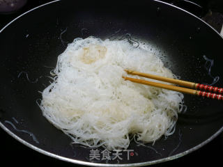 叉烧椰菜炒细粉的做法步骤：5