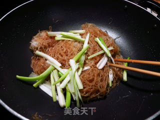 叉烧椰菜炒细粉的做法步骤：7