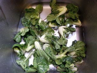青菜虾仁炒河粉的做法步骤：1