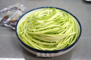 凉拌芥汁西葫芦的做法步骤：3