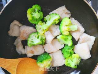 西兰花清炒龙利鱼的做法步骤：5