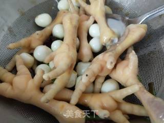 鸡爪烧鹌鹑蛋的做法步骤：4