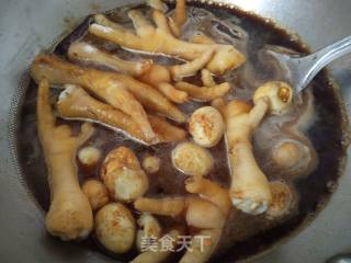鸡爪烧鹌鹑蛋的做法步骤：6