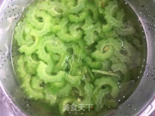 苦瓜炒蛋的做法步骤：3