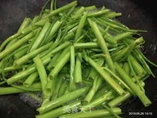 酸辣空心菜梗的做法步骤：2
