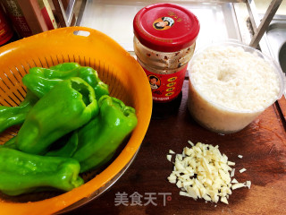 酒酿虎皮青椒的做法步骤：1