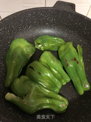 酒酿虎皮青椒的做法步骤：3