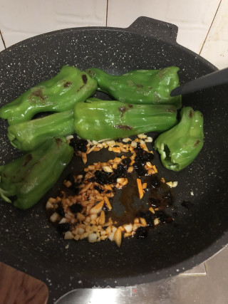 酒酿虎皮青椒的做法步骤：4