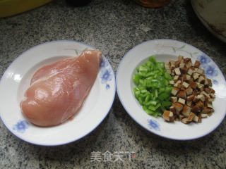 青椒香干炒鸡胸肉的做法步骤：1