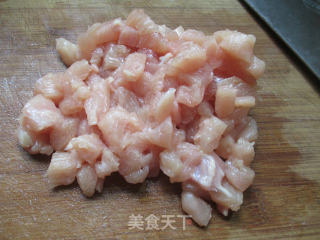 青椒香干炒鸡胸肉的做法步骤：2