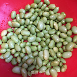 丝瓜烧毛豆的做法步骤：2