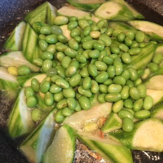 丝瓜烧毛豆的做法步骤：7