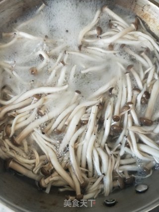 懒人快手汤～青菜蘑菇肉丸汤的做法步骤：1