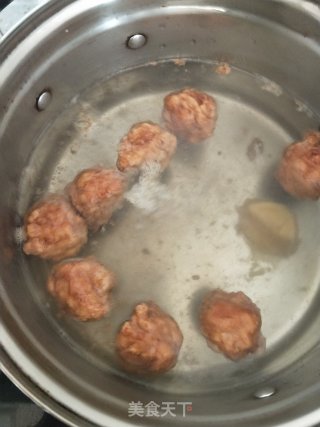懒人快手汤～青菜蘑菇肉丸汤的做法步骤：2