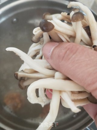 懒人快手汤～青菜蘑菇肉丸汤的做法步骤：3