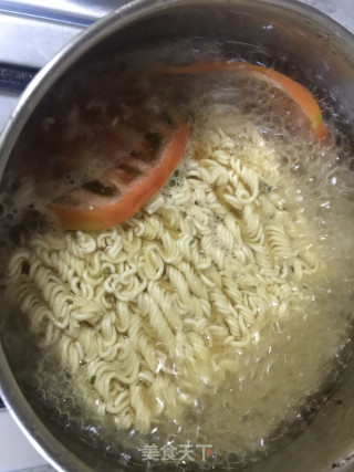 肥牛番茄方便面的做法步骤：2