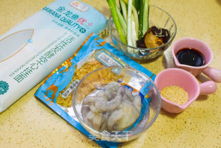 香菇虾仁面的做法步骤：1
