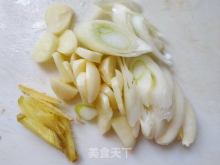 土豆豆角炒五花肉的做法步骤：2