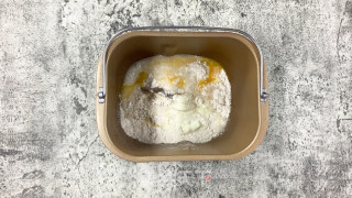 乐乐茶同款咸粽欧包，在家轻松做的做法步骤：1